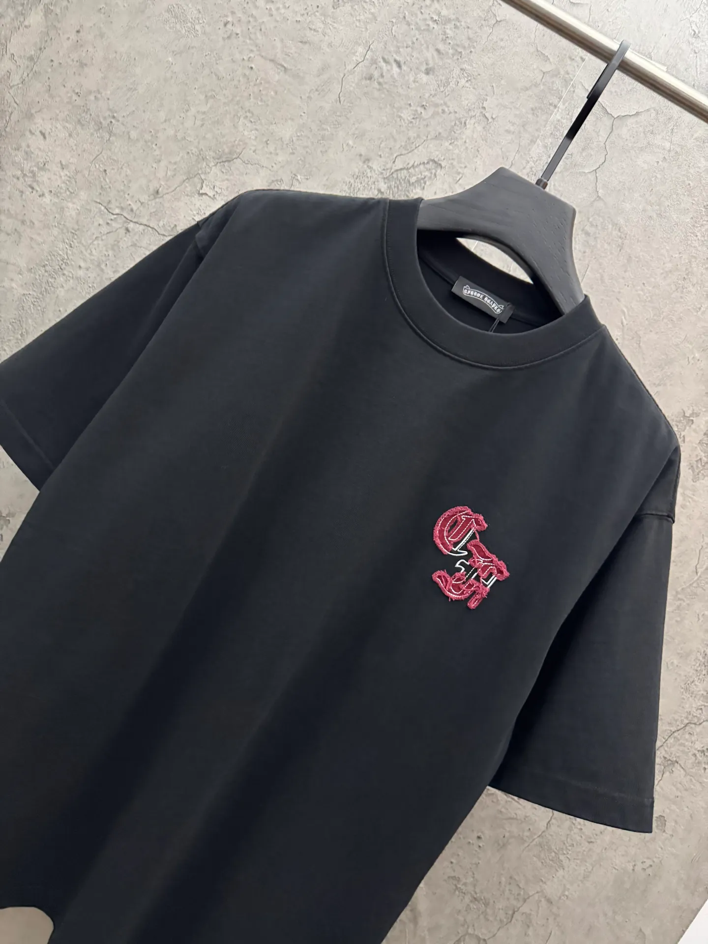 P180 top version, real shot without P, ​​different from market currency) 𝗖𝗵𝗿𝗼𝗺𝗲 𝗛𝗲𝗮𝗿𝘁𝘀/Croxin 2026 spring new original single counter American laser burnt patch embroidered couple short sleeves 👑The highest version! Customized fabric 300 grams, best-selling model at the counter, very comfortable to wear. Accessories: original molded and authenticated collar label ➕ 100% silk wash water label. Genuine purchase-grade original hangtag➕matching hanging rope➕3D hanging beads➕original packaging bag. Craftsmanship: The original version has consistent wiring! The highest version of the armhole matching technique! Color: White Black Size: S M L XL Style No.: 26-2025
